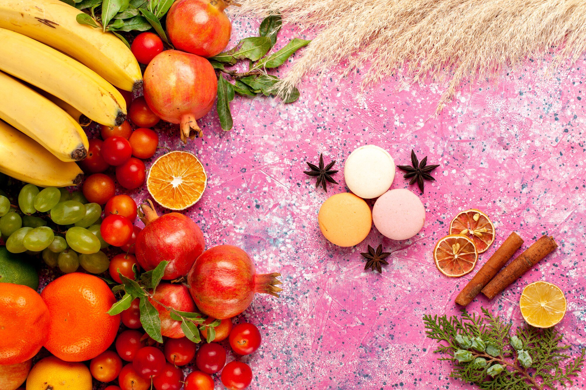 Mesa llena de vegetales frescos, frutas y alimentos coloridos